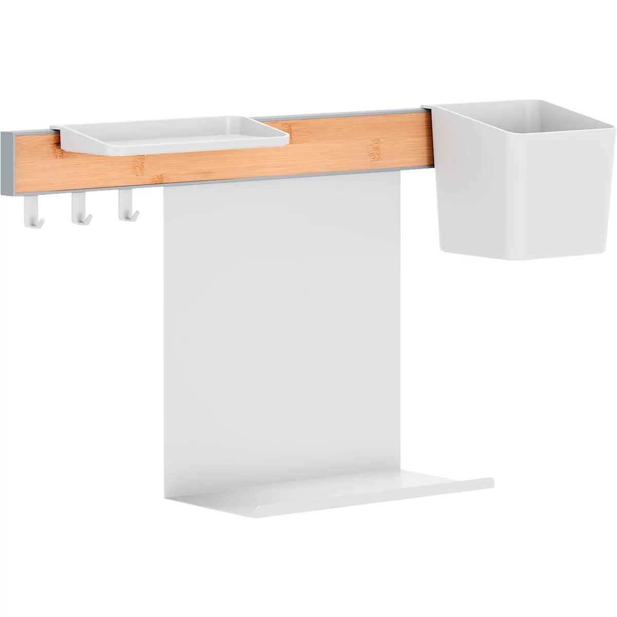 Wandplank met houten basis, witte mand, haken en een blad. Neutrale achtergrond.