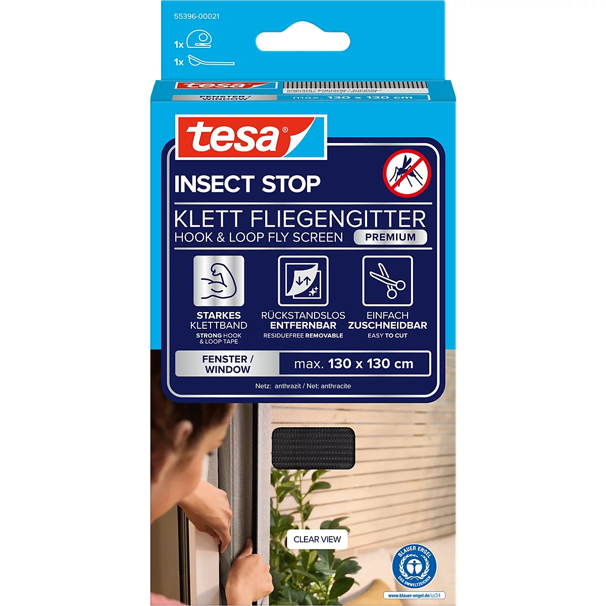 Nahaufnahme einer Frau, die ein Insektenschutzgitter von Tesa an einem Fenster anbringt. Das Produkt ist in der Verpackung sichtbar.