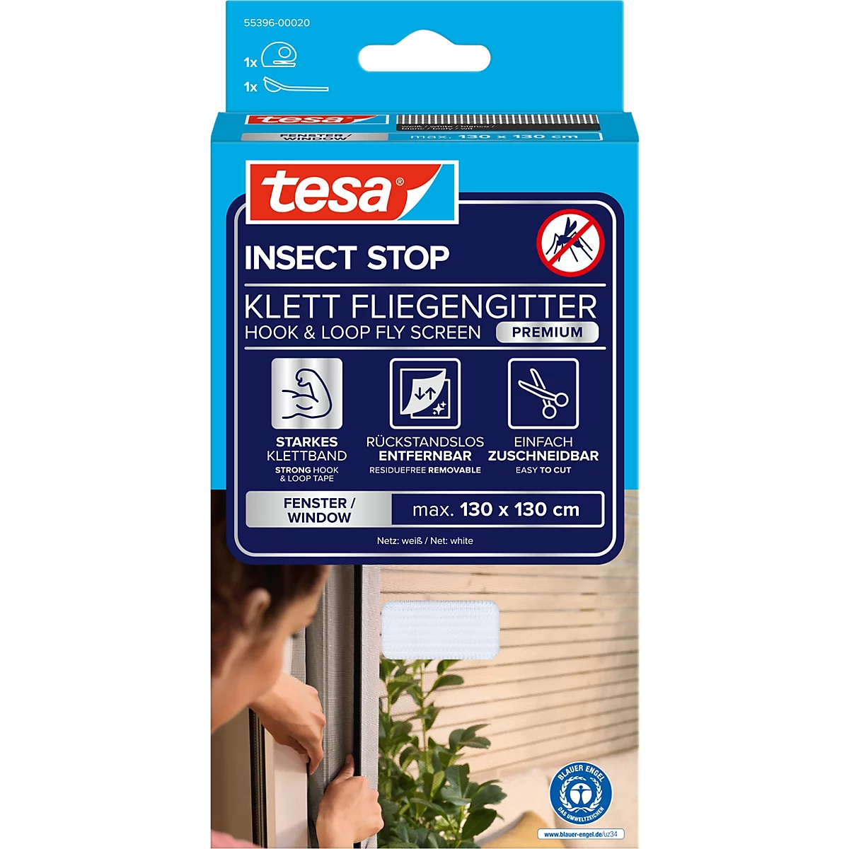 Nahaufnahme einer tesafilm Insektenschutz-Packung. Blaue Verpackung, Schriftzug 'Insekt Stop', Klett Fliegengitter, Person montiert das Fliegengitter.