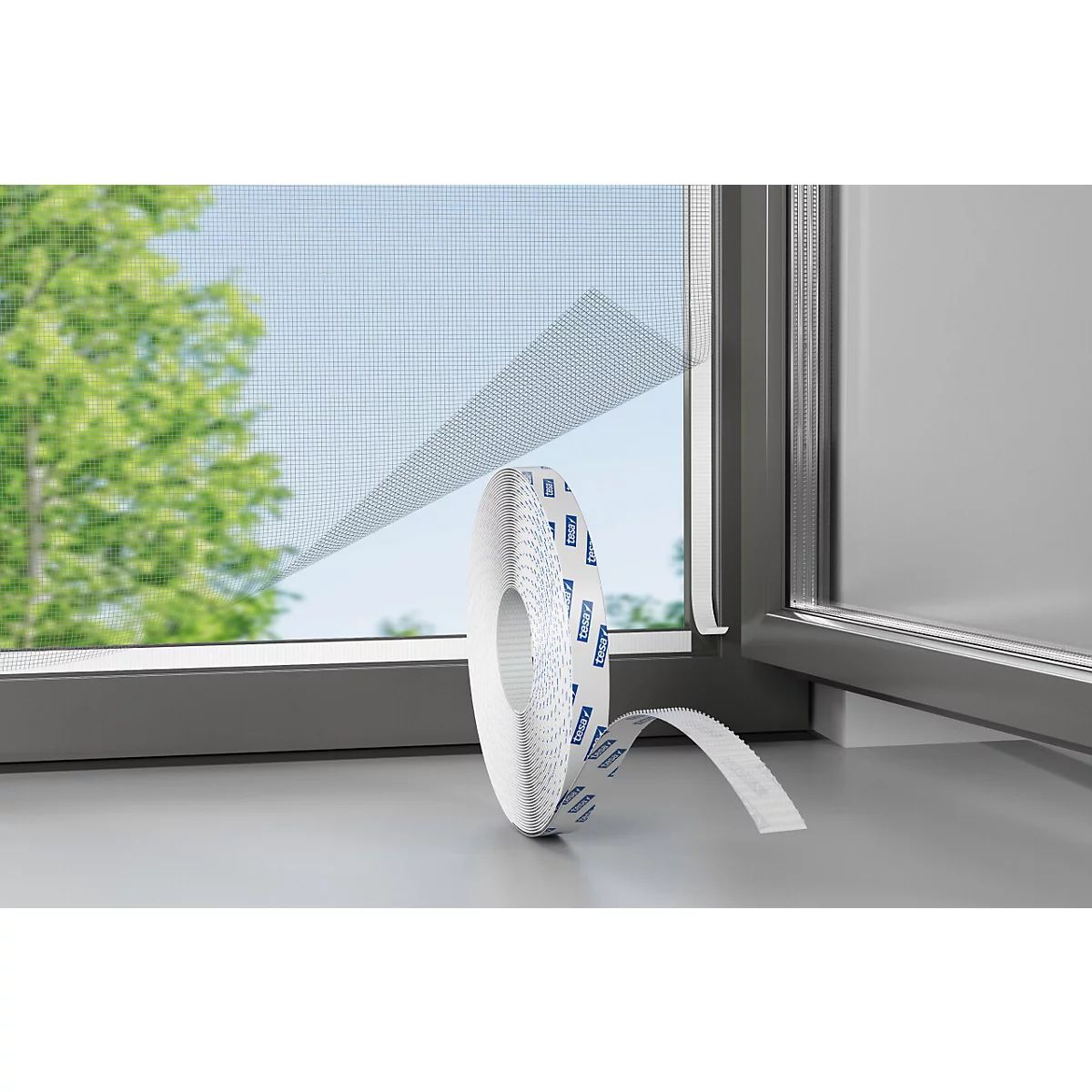 Ein Fenster mit Insektenschutzgitter, daneben eine Rolle Klebeband. Im Hintergrund ist ein Baum zu sehen.