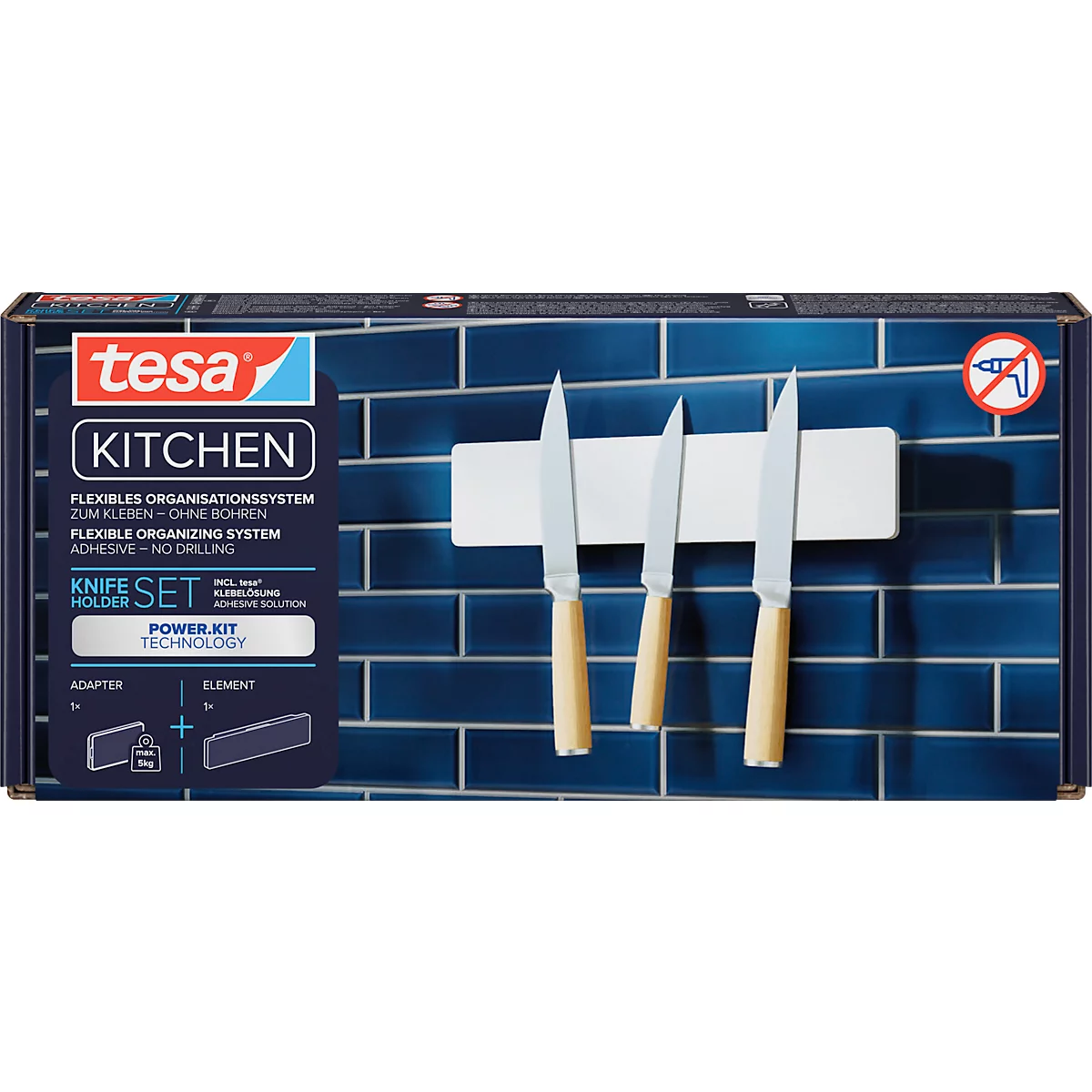 Messerhalter mit drei Messern. Die Messer sind an einer weissen Halterung vor einer blauen Fliesenwand angebracht. Auf der Verpackung steht 'tesa Kitchen'.