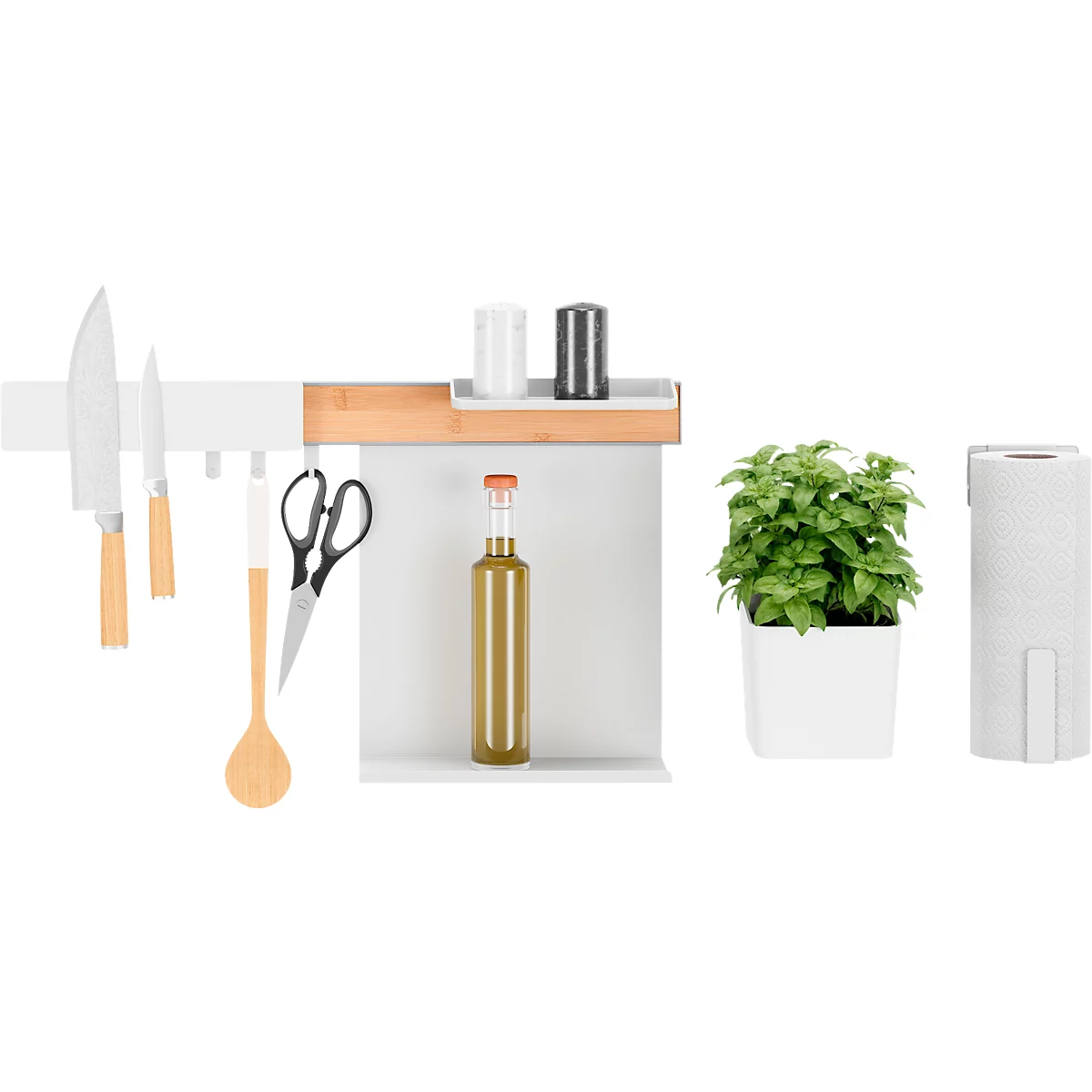 Küchenutensilien vor weissem Hintergrund: Messer, Schere, Löffel, Ölflasche, Gewürze, Topf mit Kräutern, Papierhalter.
