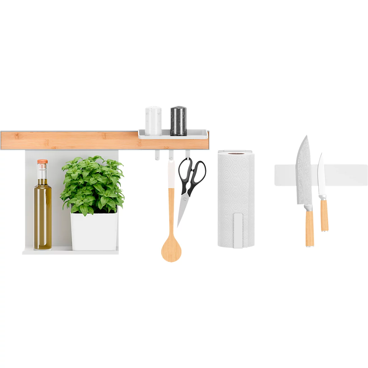 Küchenleiste mit Kräutern, Öl, Gewürzen, Kochutensilien und Messern. Weiss, Holz und Edelstahl.