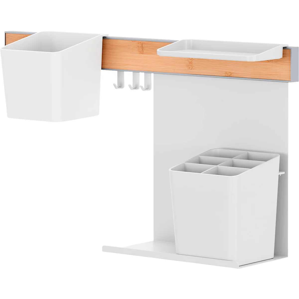 Weisses Wandregal-Set mit Bechern, Haken und Ablage. Holzleiste an der Oberseite. Ideal für Küche, Bad, oder Büro.