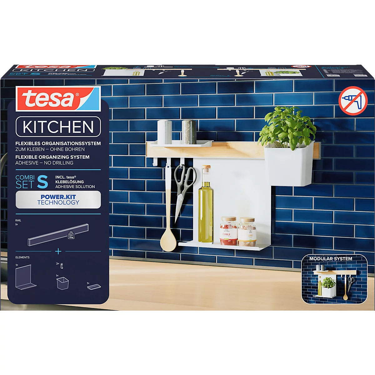 Küchenregal von Tesa mit Kräutertopf, Gewürzen, Öl und Utensilien an blauer Wand. Kleben statt bohren.