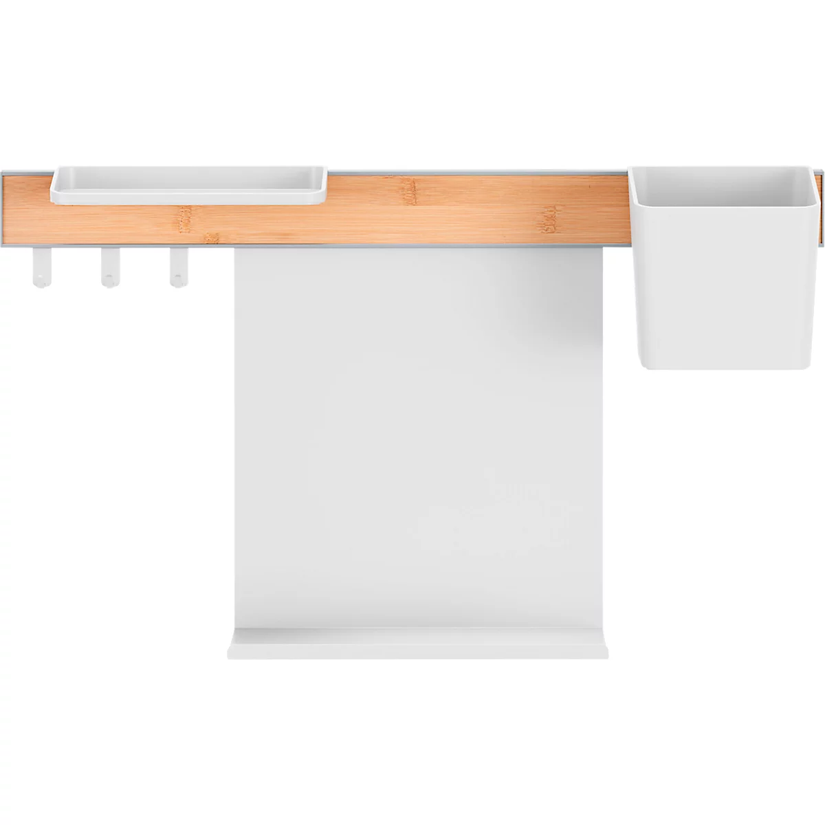 Weisse Magnettafel mit Ablage, Haken und Becher an einer Holzleiste.