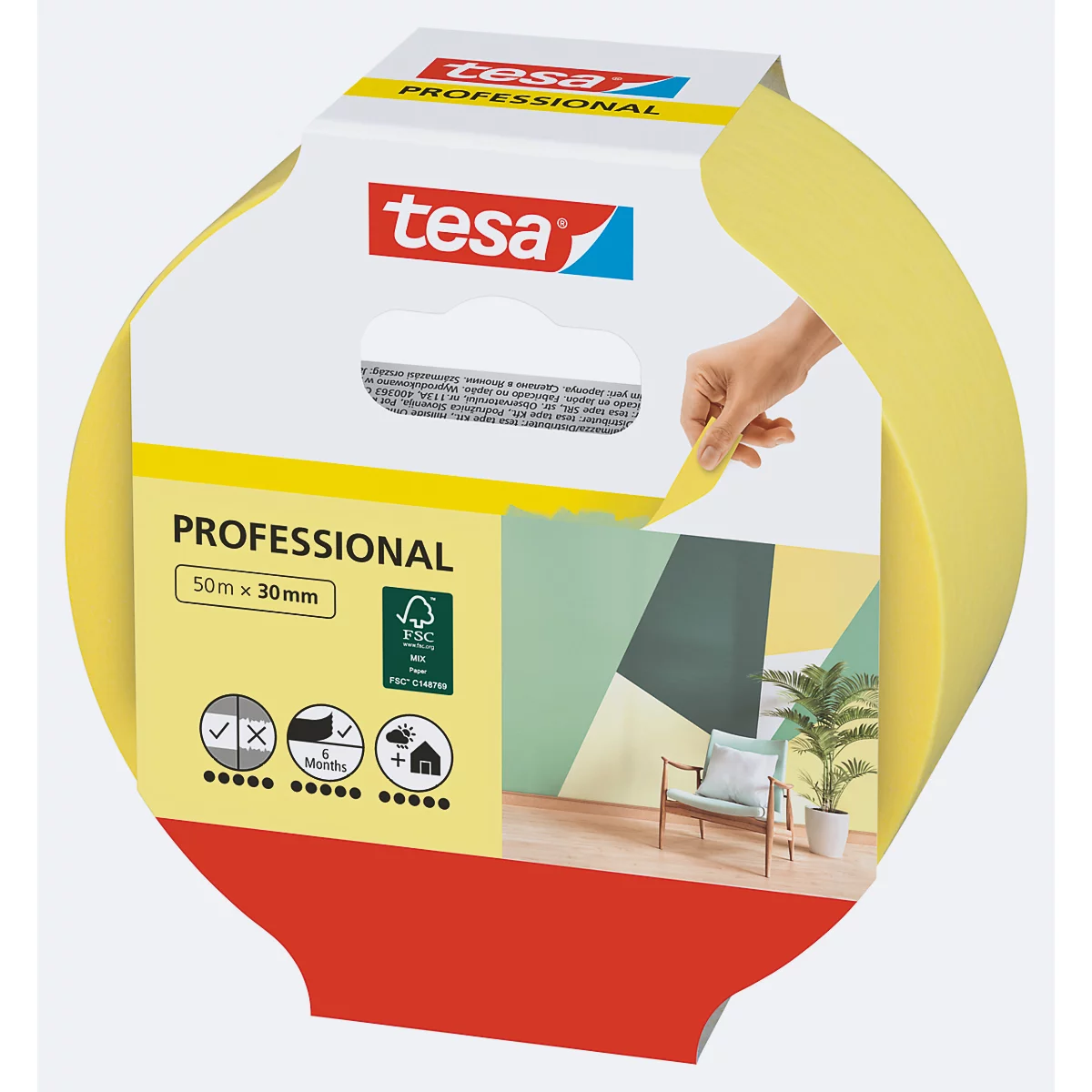 Gelbe Tesa-Rolle in Verpackung, abgebildet vor Szenario mit Wand. Hand zieht Folie ab.