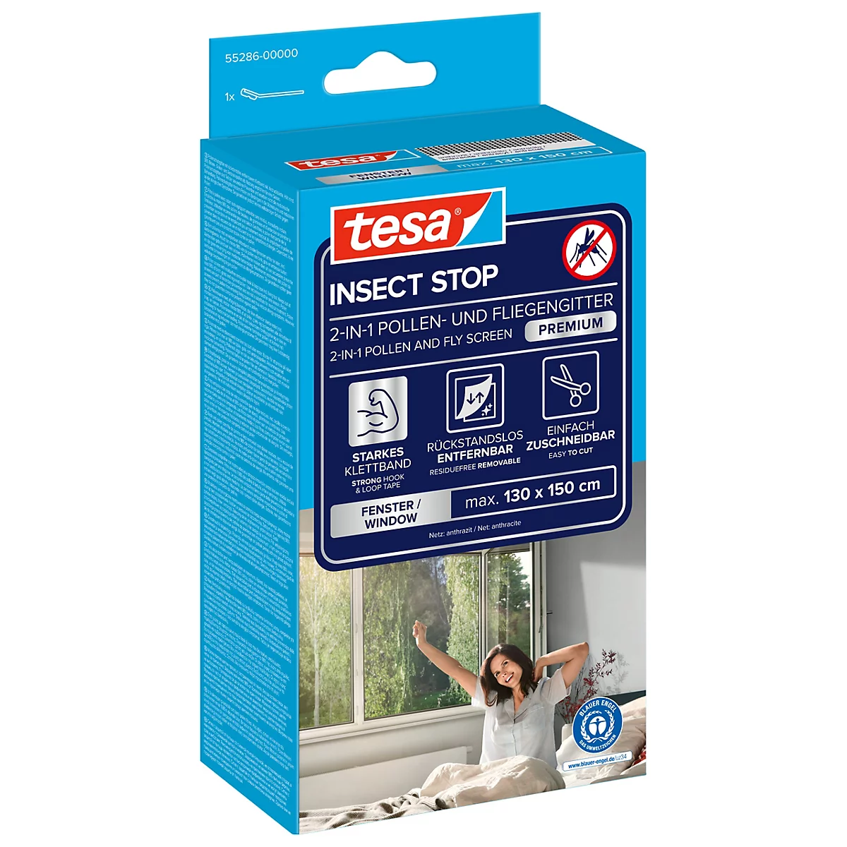 Un emballage de produit Tesa Insect Stop. En arrière-plan, une femme est vue devant une fenêtre.