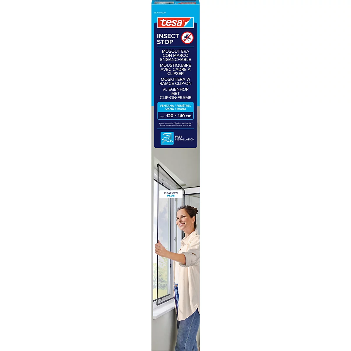 Une femme ouvre une fenêtre avec une moustiquaire installée. Le haut indique 'tesa Insect Stop'.