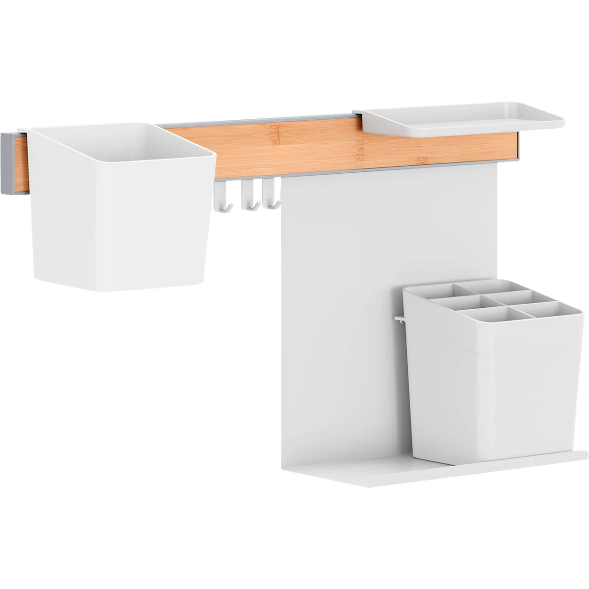Système de rangement blanc mural, composé de paniers suspendus, de crochets et d'une étagère, sur fond blanc.