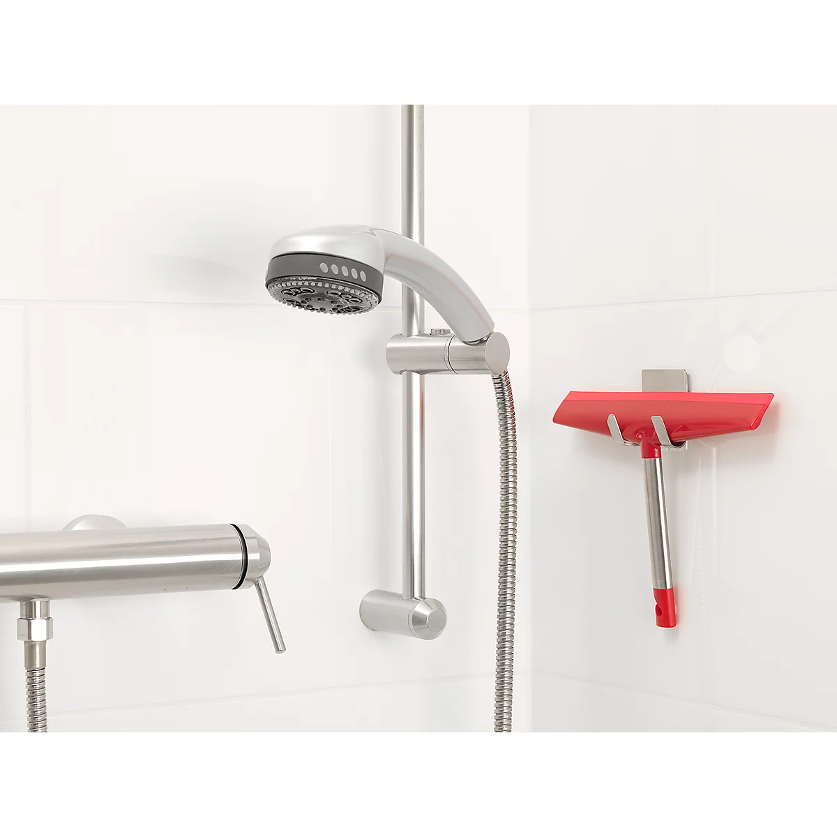 Douchekop, muurbeugel en rode trekker in een witte douche. Details in chroom en rood.