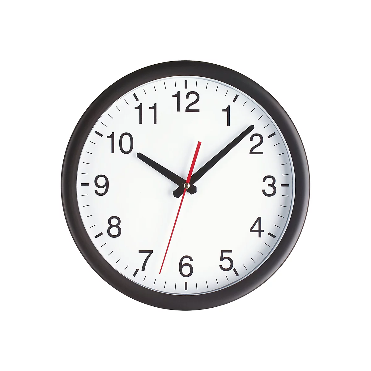 Schwarze Wanduhr mit weißem Zifferblatt und schwarzen arabischen Ziffern vor weißem Hintergrund.