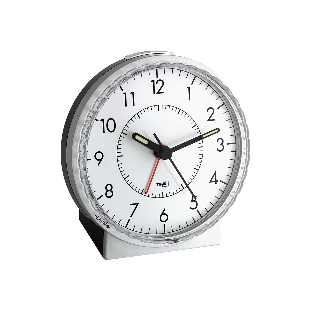 Runder analoger Wecker mit silbernem Rand, weißem Ziffernblatt und schwarzen Zeigern vor neutralem Hintergrund.