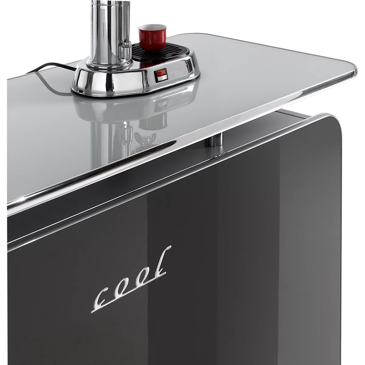 Detailaufnahme einer schwarzen Theke mit Glasplatte und einer silbernen Kaffeemaschine. Der Schriftzug "cool" ist zu sehen.