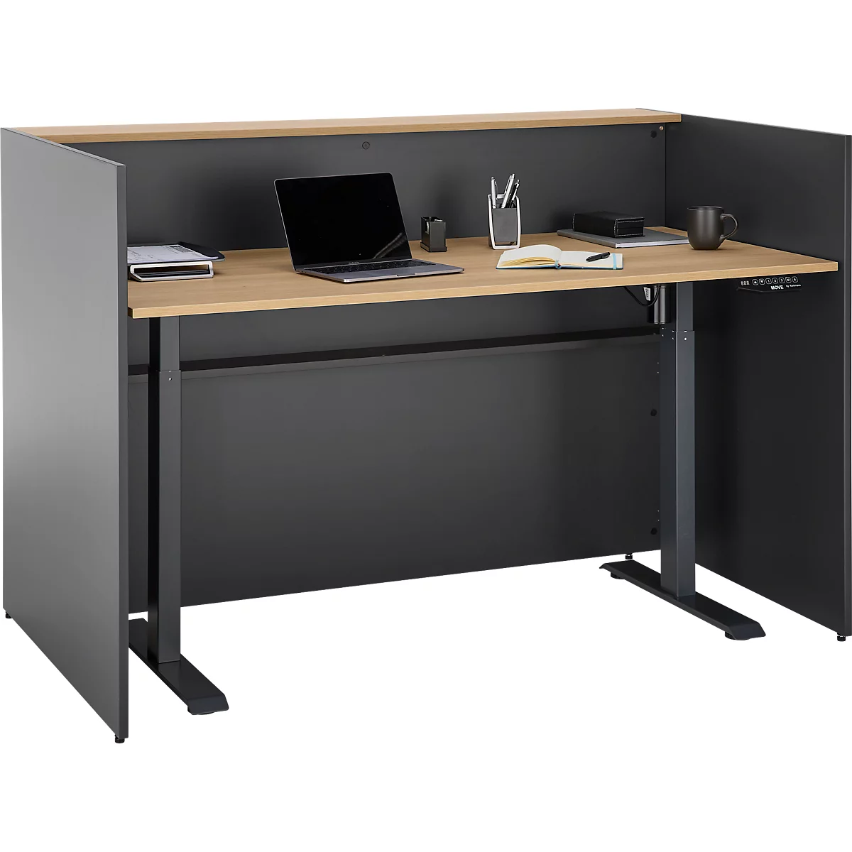 Ein grauer Schreibtisch mit Holzplatte, schwarzem Laptop, Becher, Stifthalter. Hinterwand in Grau. Auf dem Tisch liegt ein Notizblock.