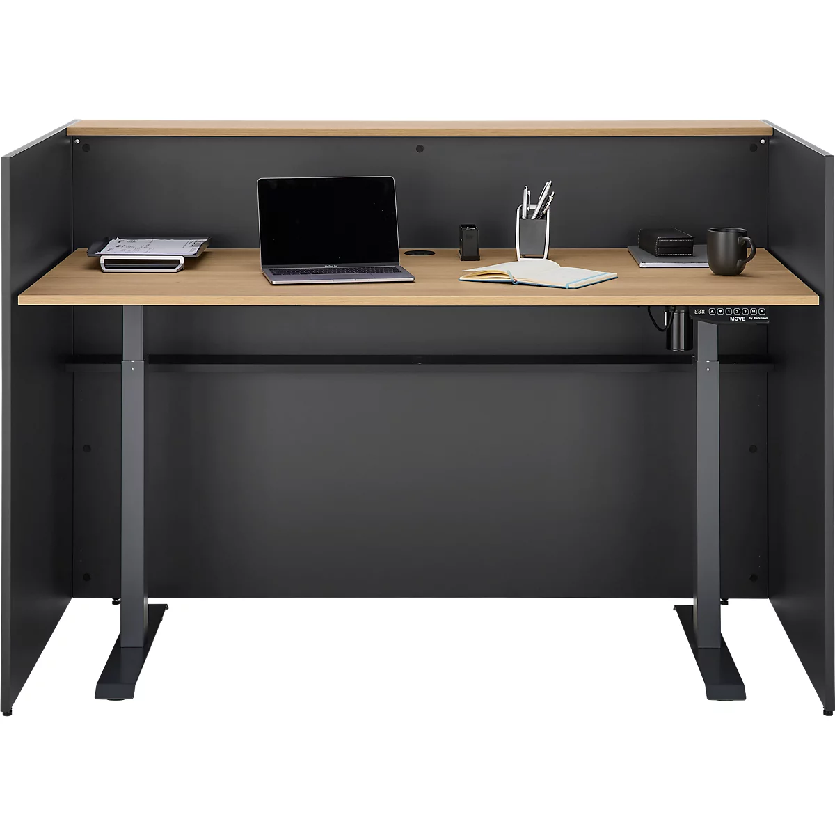 Schreibtisch mit Laptop, Stiften und Becher. Graue Umrandung. Tischplatte aus hellem Holz.