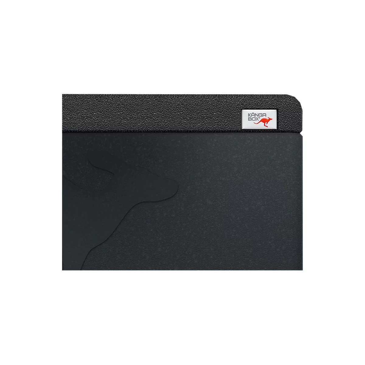 Detailopname van een zwarte Kanga Box. Sticker met kangoeroe logo.