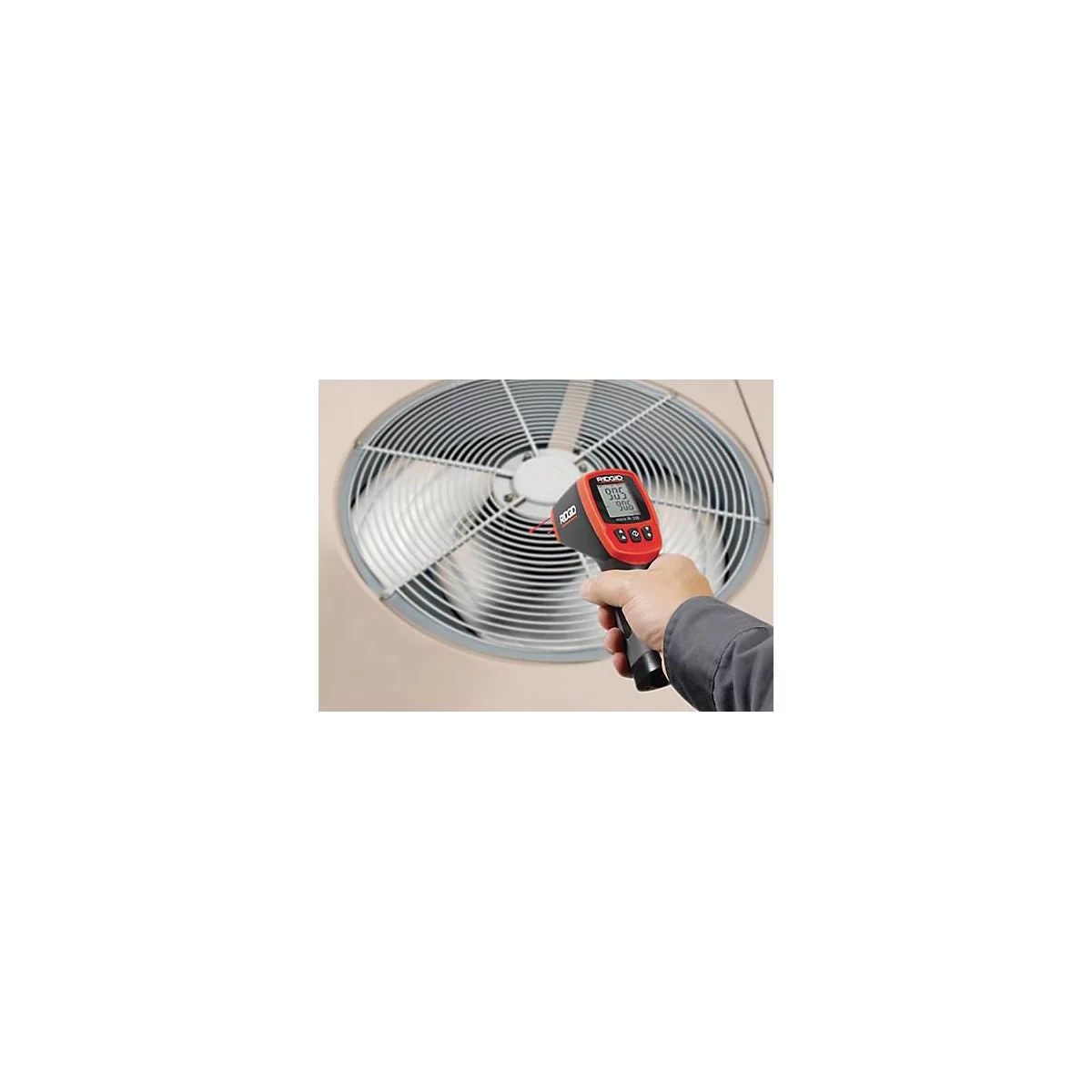 Un thermomètre mesure la température d'un ventilateur. L'écran affiche 90,5.