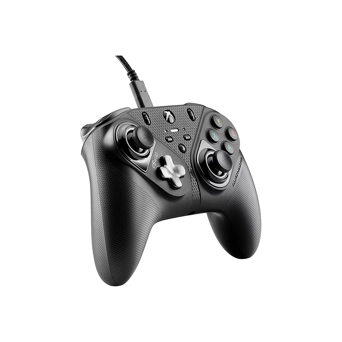 Schwarzer kabelgebundener Gaming-Controller mit Xbox-Logo vor weißem Hintergrund.