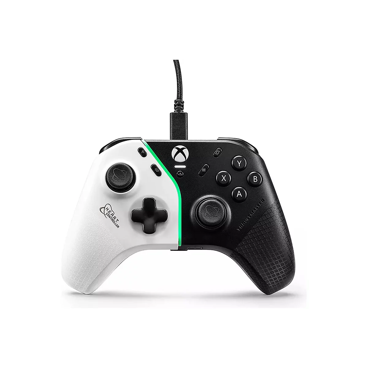 Kabelgebundener, schwarz-weißer Xbox Controller mit grünem Lichtstreifen vor weißem Hintergrund.