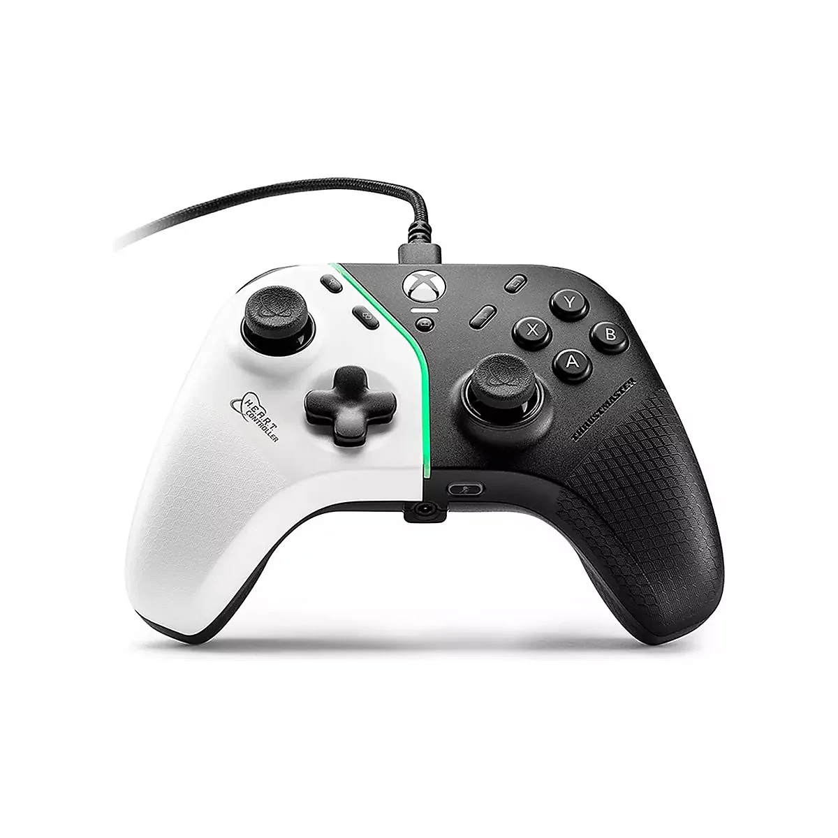 Kabelgebundener, zweifarbiger Xbox-Controller in Schwarz und Weiß mit beleuchtetem Akzent und Logo-Beschriftung.