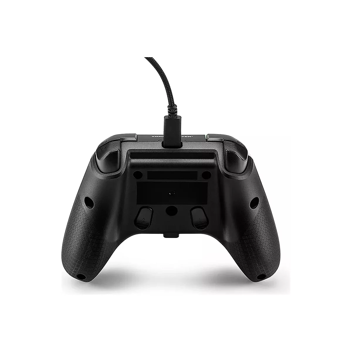 Rückseite eines schwarzen Gaming-Controllers mit USB-Kabelanschluss und texturierten Griffen vor weißem Hintergrund.