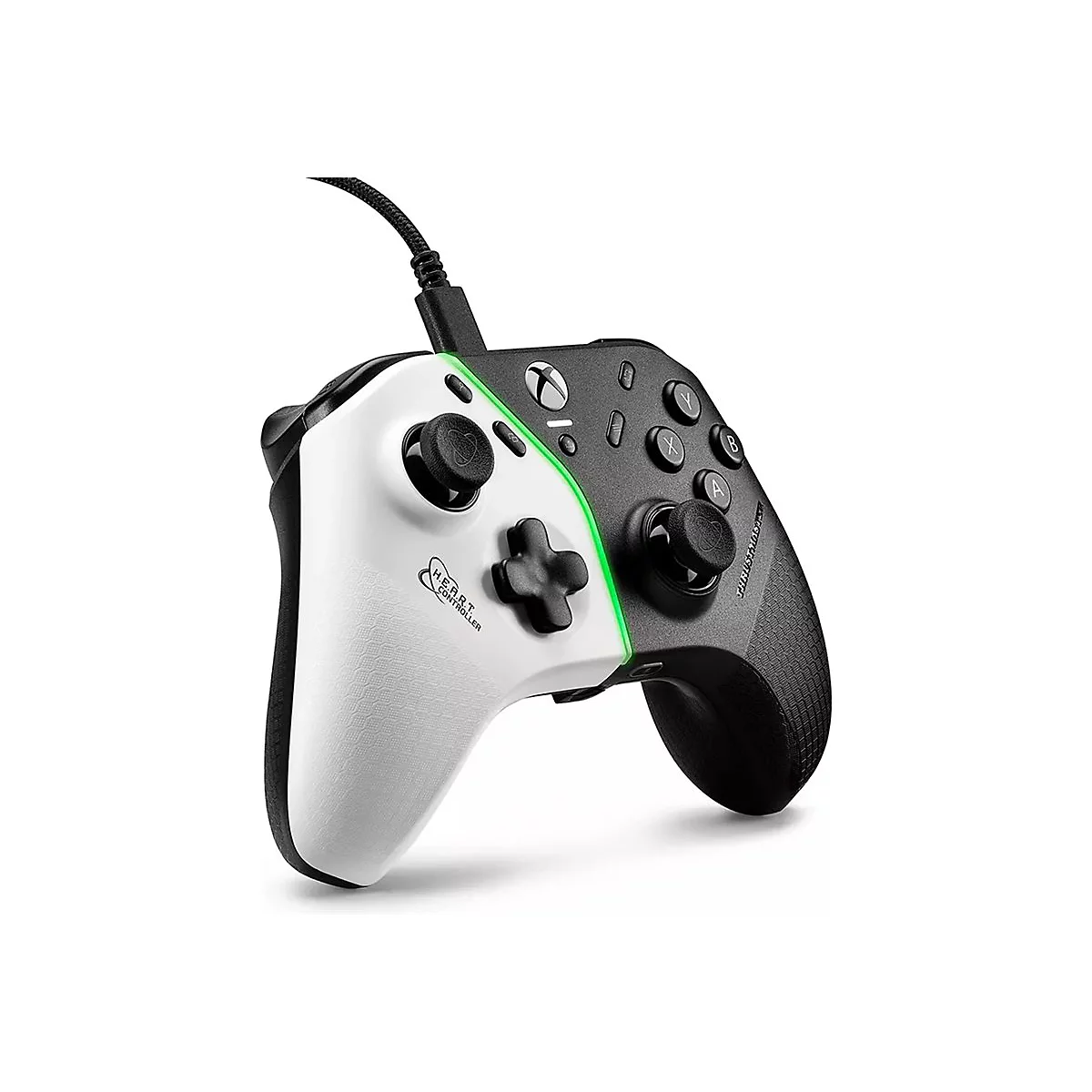 Ein schwarz-weißer Controller mit Kabelanschluss. Grüne LED-Beleuchtung und schwarze Knöpfe.