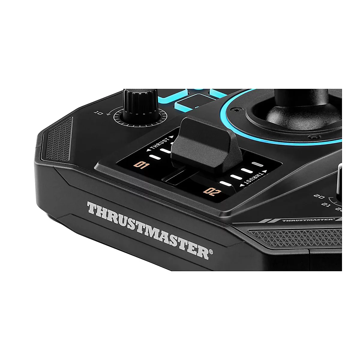 Nahaufnahme eines schwarzen Thrustmaster-Joysticks mit Schubregler, beleuchteten Akzenten und beschrifteten Tasten.