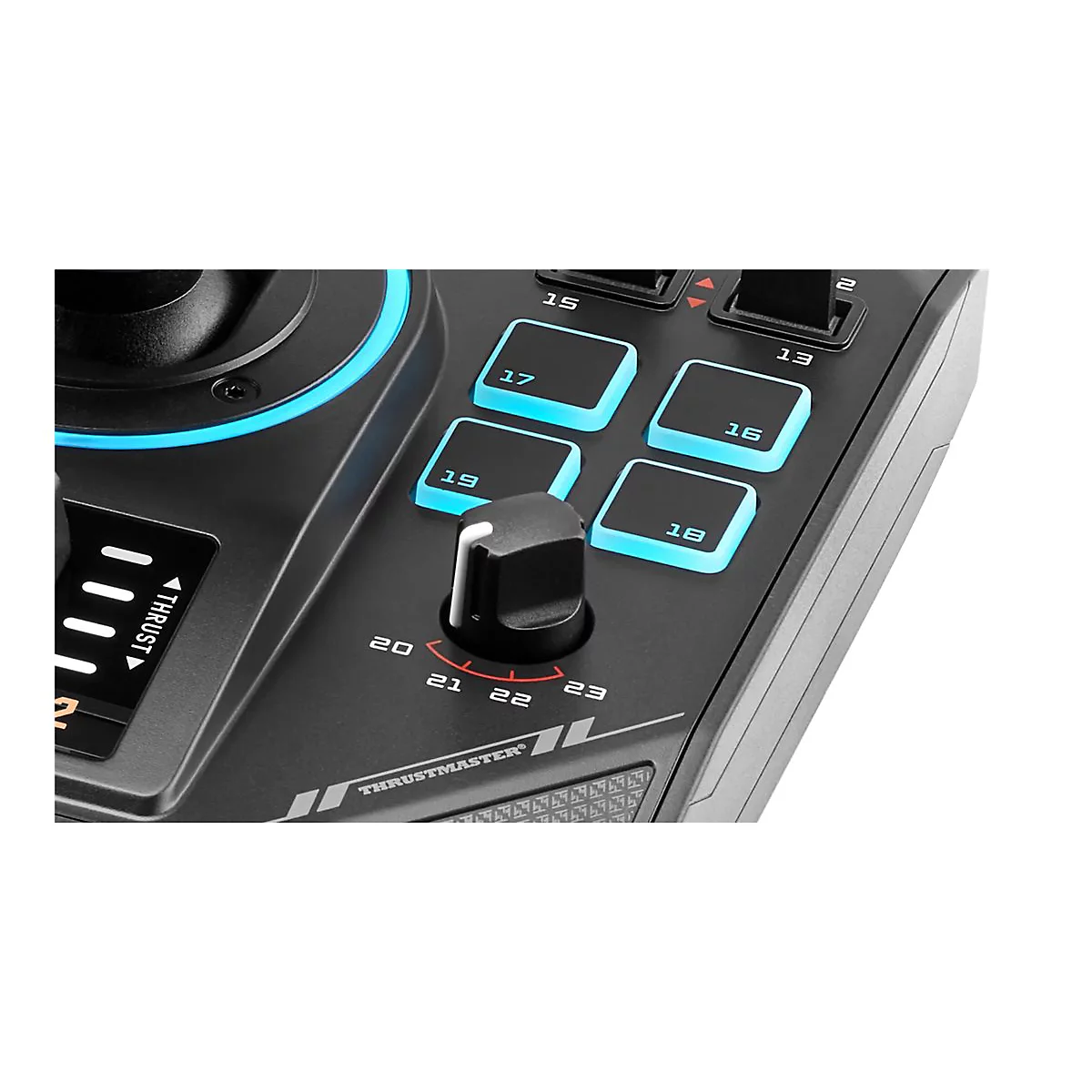 Nahaufnahme eines Thrustmaster Gaming-Controllers mit beleuchteten Tasten, Drehregler und Beschriftungen.