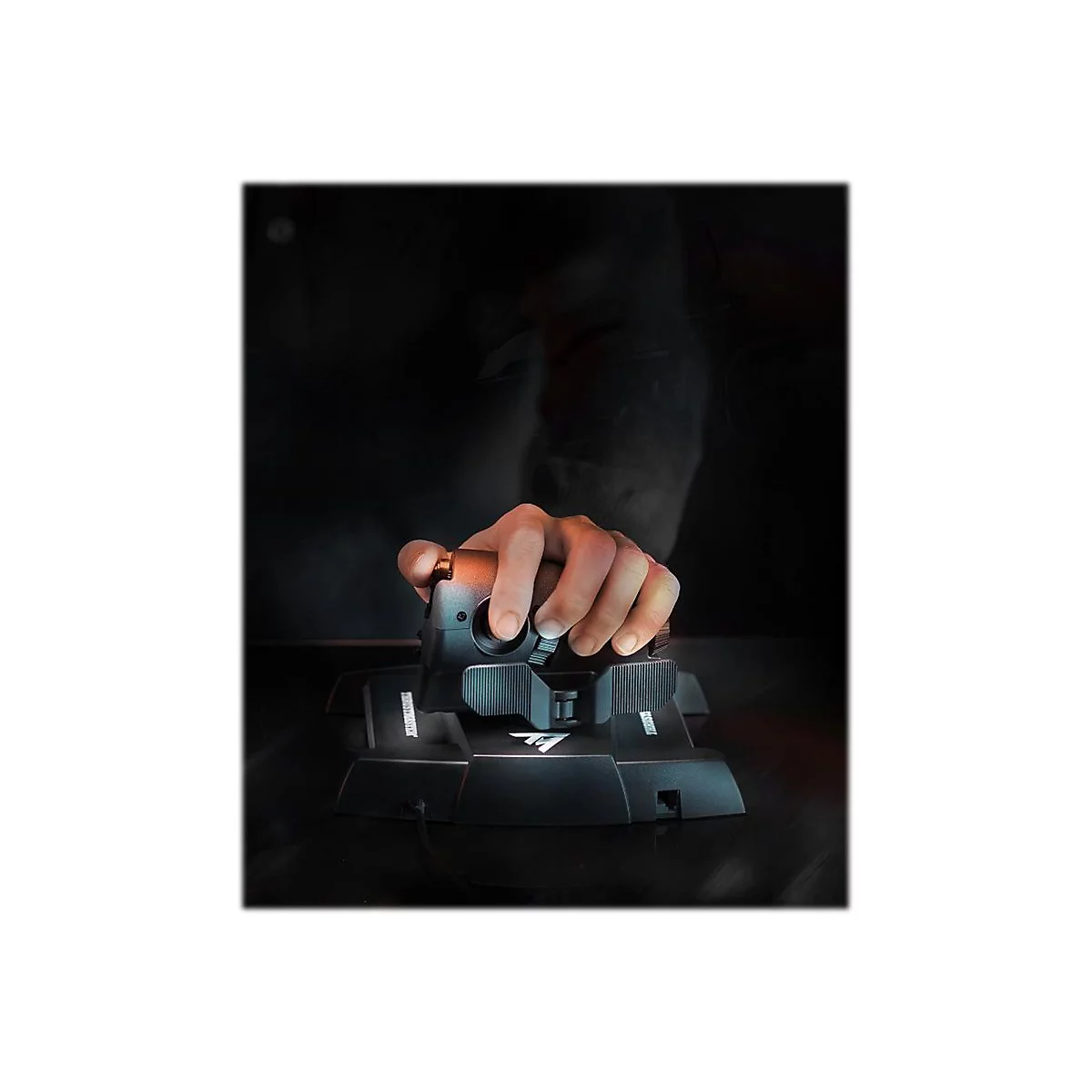 Hand bedient einen schwarzen Flightstick. Im Hintergrund ist eine weitere Hand und dunkler Hintergrund zu sehen.