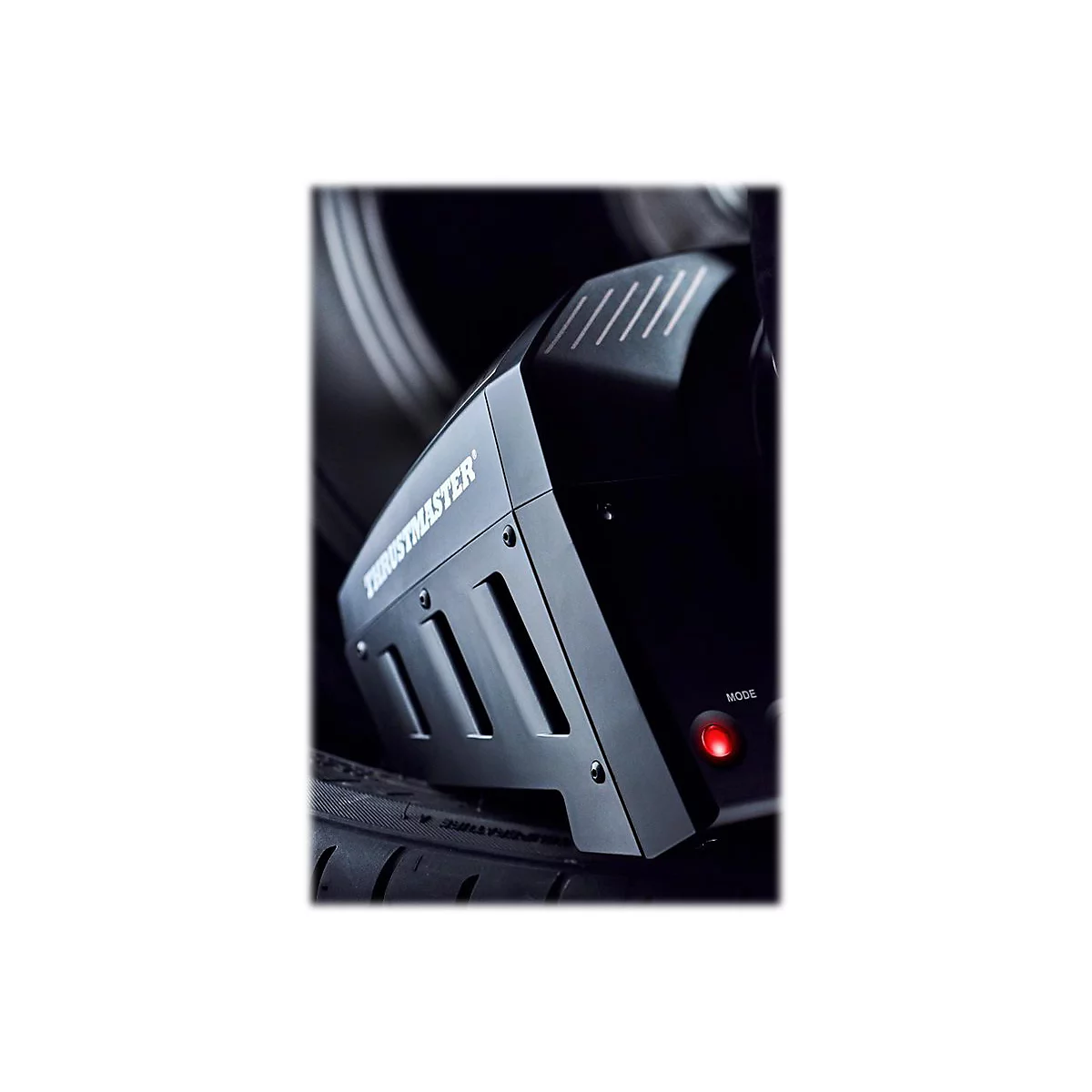 Nahaufnahme eines schwarzen Thrustmaster-Rennlenkrad-Gehäuses mit leuchtend roter Mode-LED.