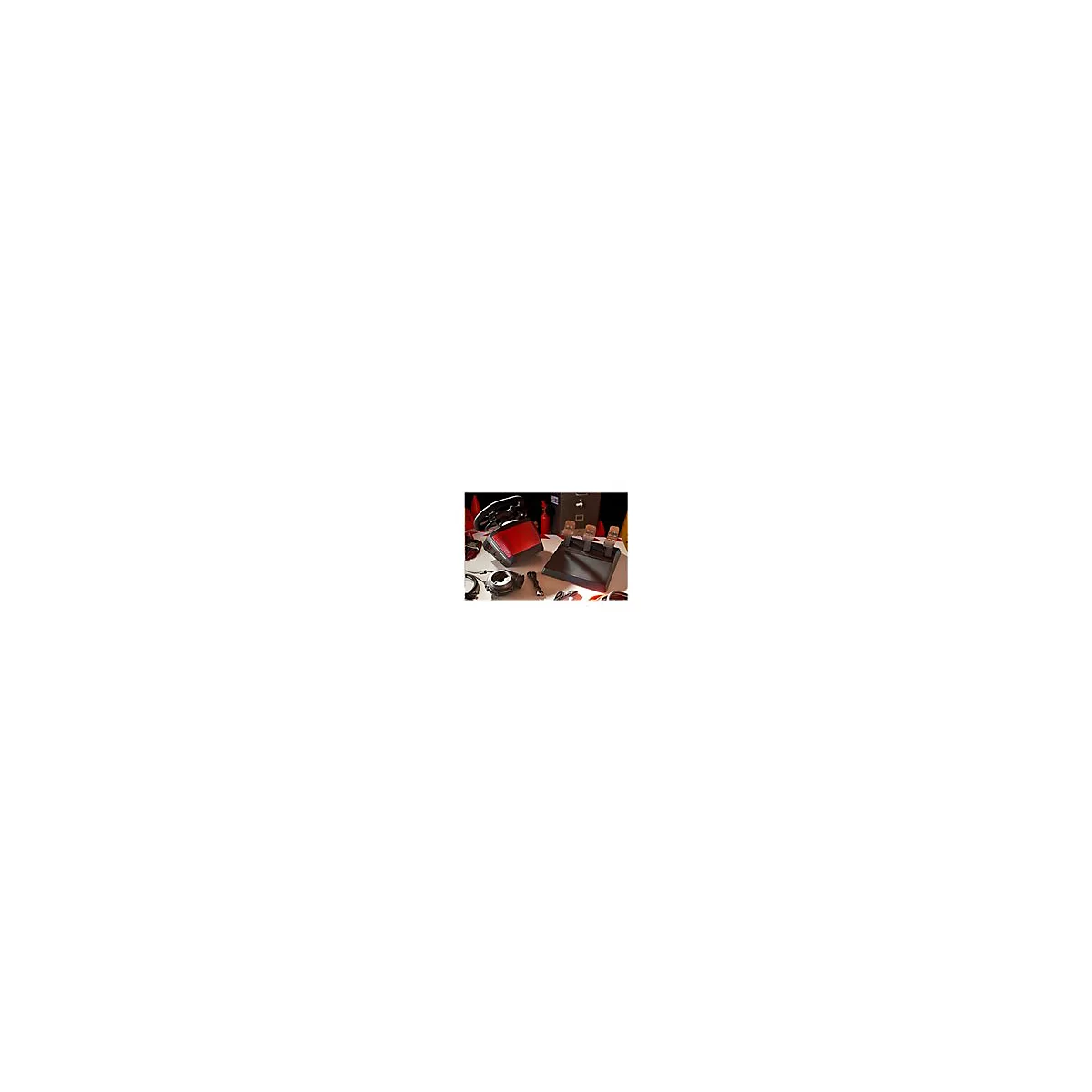 Ein rotes und schwarzes Lenkrad- und Pedal-Set fÃ¼r ein Rennspiel. Die GerÃ¤te sind auf einem Tisch vor einem neutralen Hintergrund angeordnet.