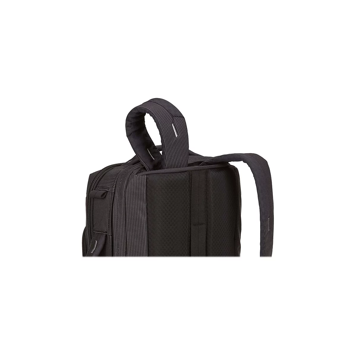 Nahaufnahme eines schwarzen Rucksacks mit gepolsterten Trägern und kleinen weißen Punkten auf dem Material.