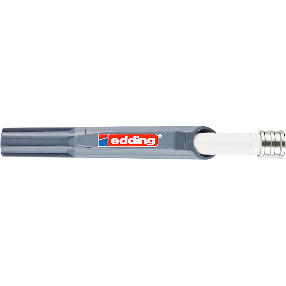 Nahaufnahme eines grauen Edding-Stifts. Der Stift hat einen grauen Körper mit dem Logo und einer weißen Spitze.