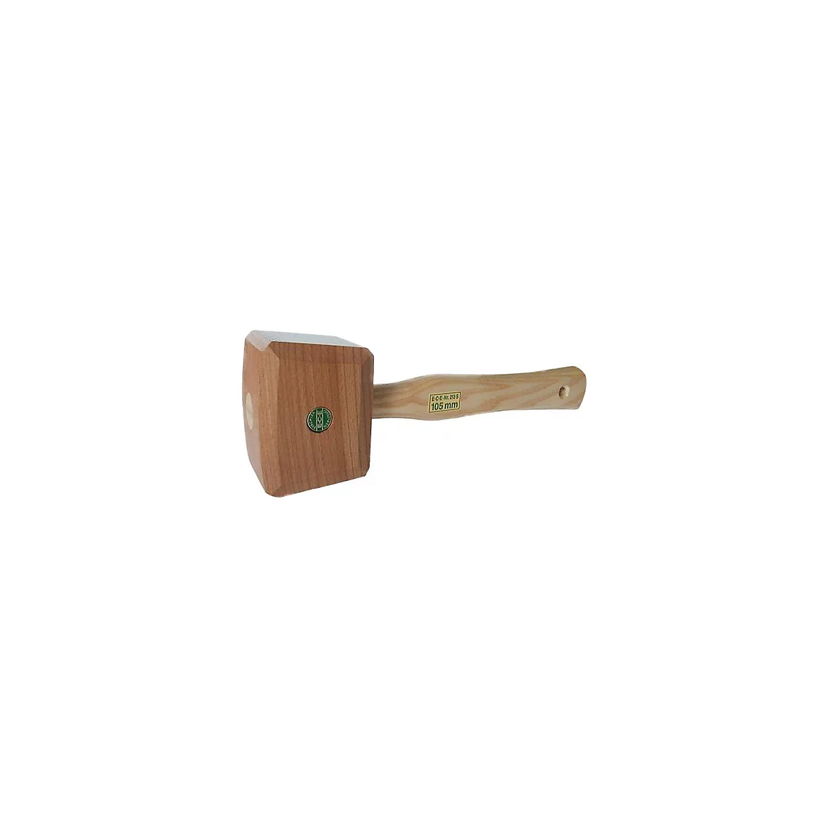 Een houten moker, met een lichte houten steel en een donkerdere moker kop. Op de moker kop zit een groene sticker.