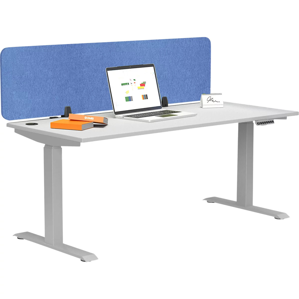 Ein weißer, höhenverstellbarer Schreibtisch mit Laptop, Büchern und blauer Trennwand.