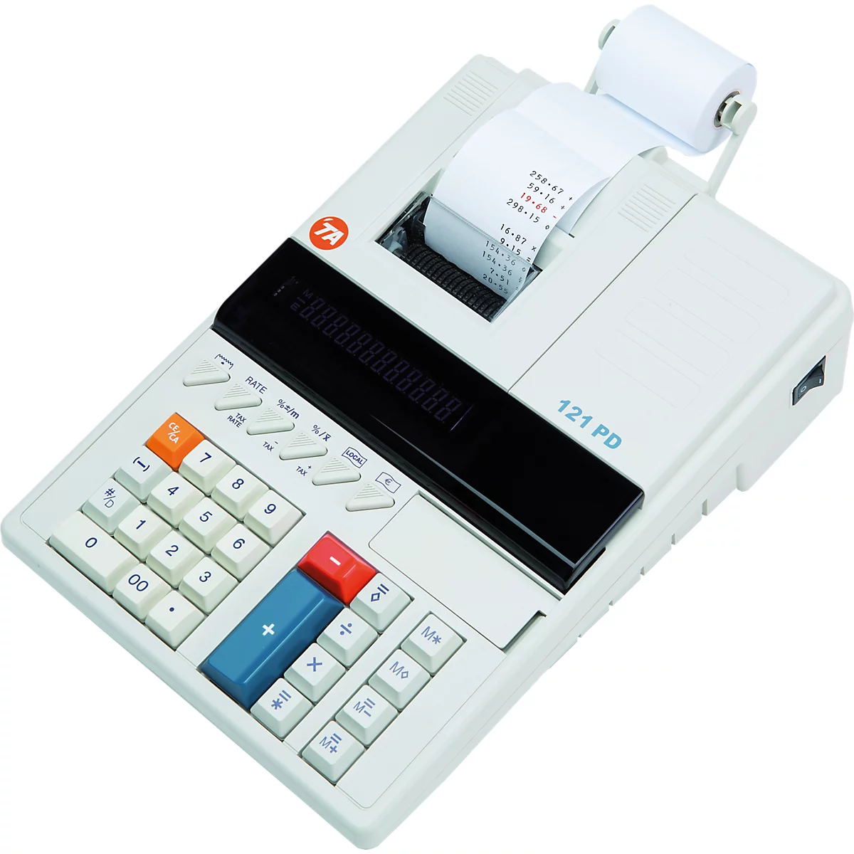Ein hellgrauer Tischrechner mit Papierrolle und digitalem Display vor neutralem Hintergrund.