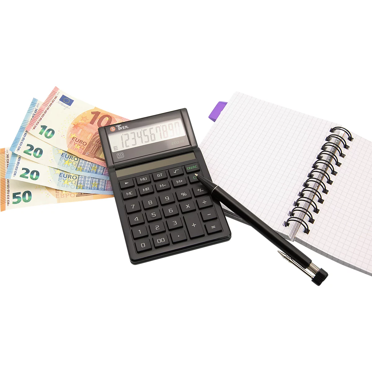 Taschenrechner, Stift und Euro-Geldscheine auf einem weißen Hintergrund.