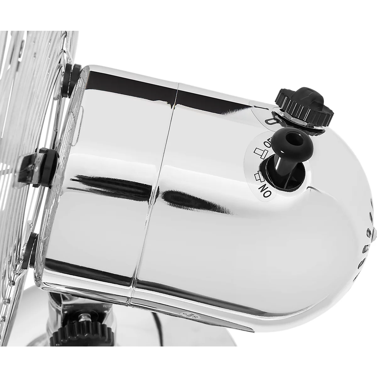 Nahaufnahme eines verchromten Ventilators. Der Schalter ist auf "ON" gesetzt.