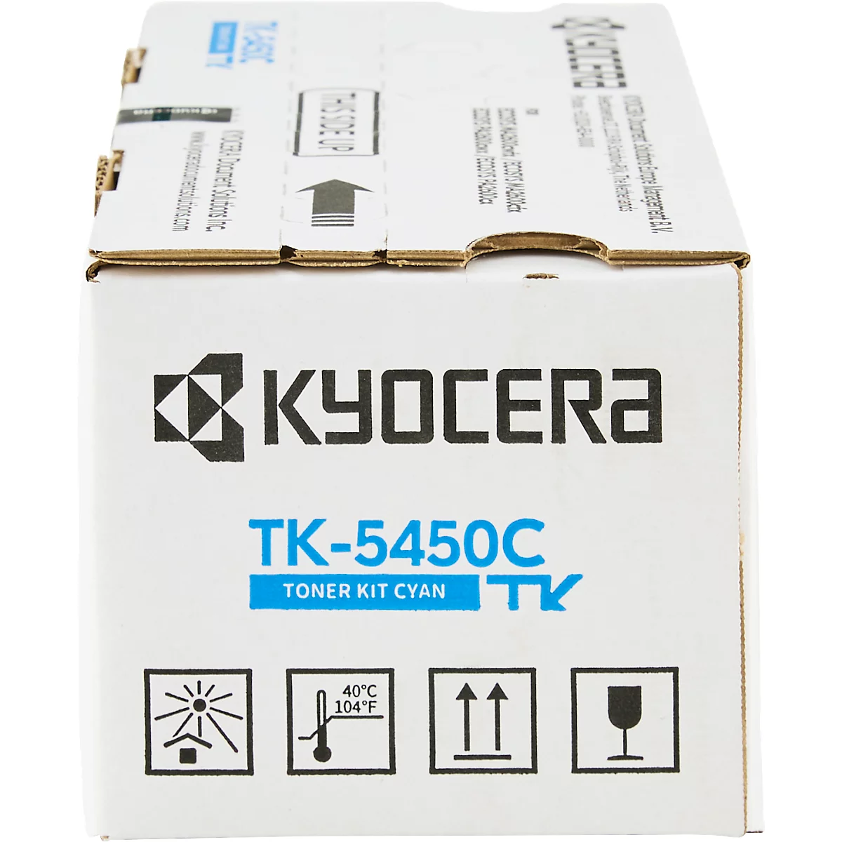 Gros plan sur une boîte de cartouche de toner Kyocera. Étiquette : TK-5450C, Kit de toner cyan. Symboles de protection contre la lumière du soleil, la température et le sens de transport.
