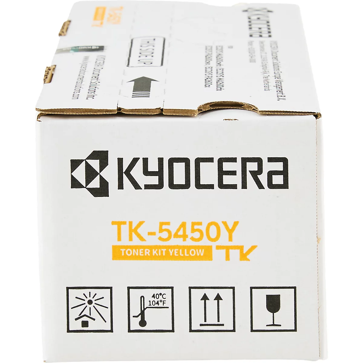 Une boîte blanche avec des lettres jaunes : Kyocera TK-5450Y. Kit de toner jaune, dessous des symboles.