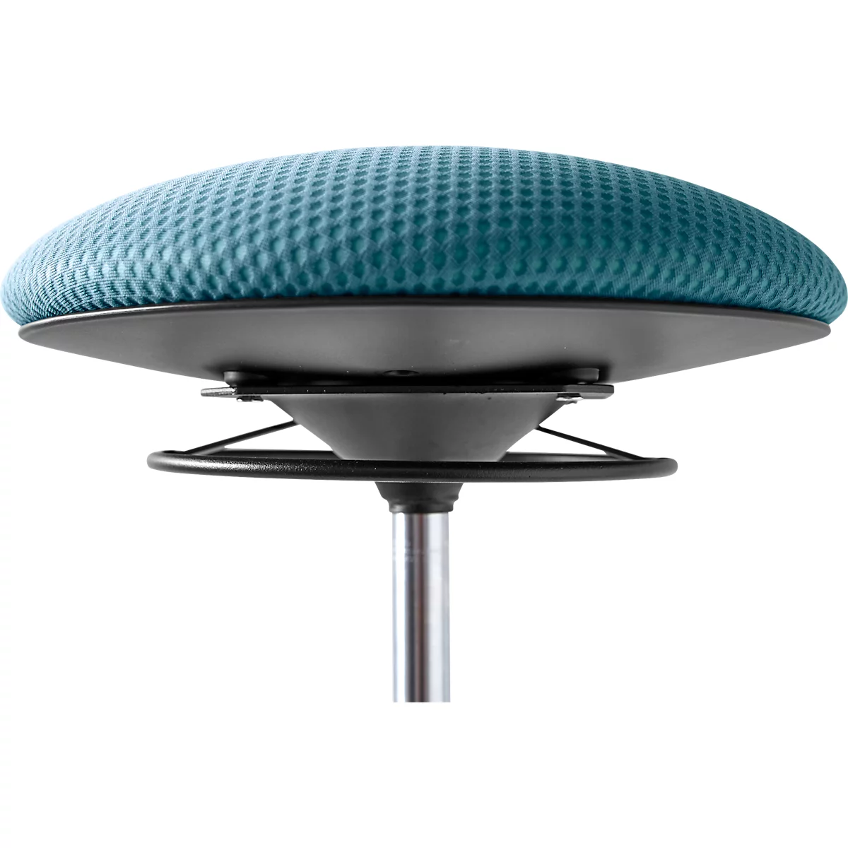 Primer plano de un taburete ergonómico. Asiento azul, marco negro, varilla plateada.