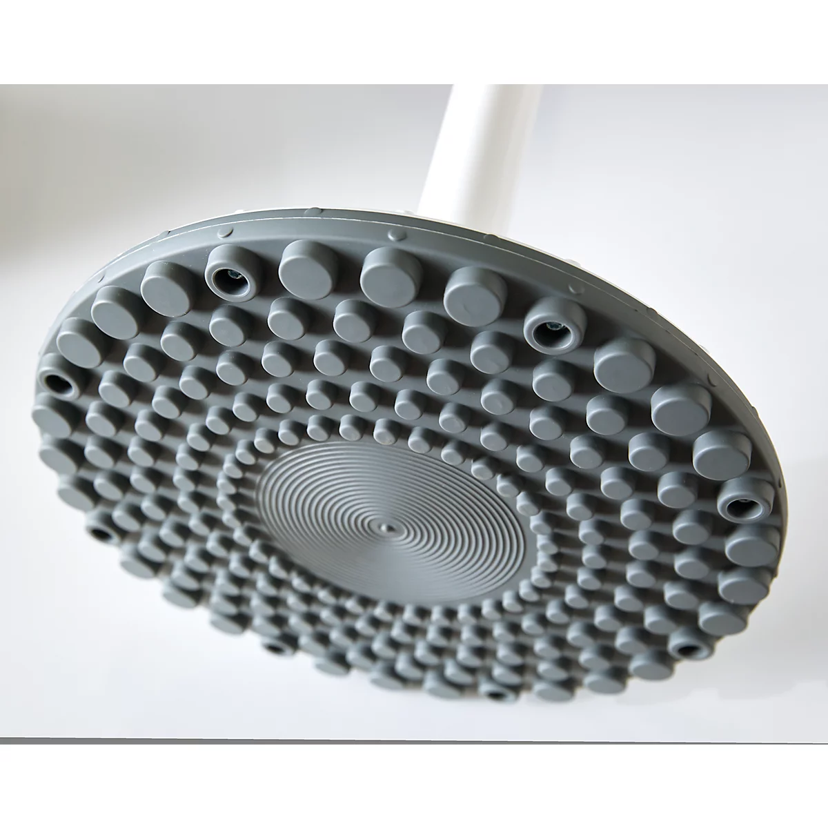 Grijze, ronde voet met knoppen en concentrische groeven, onderdeel van een witte steel.