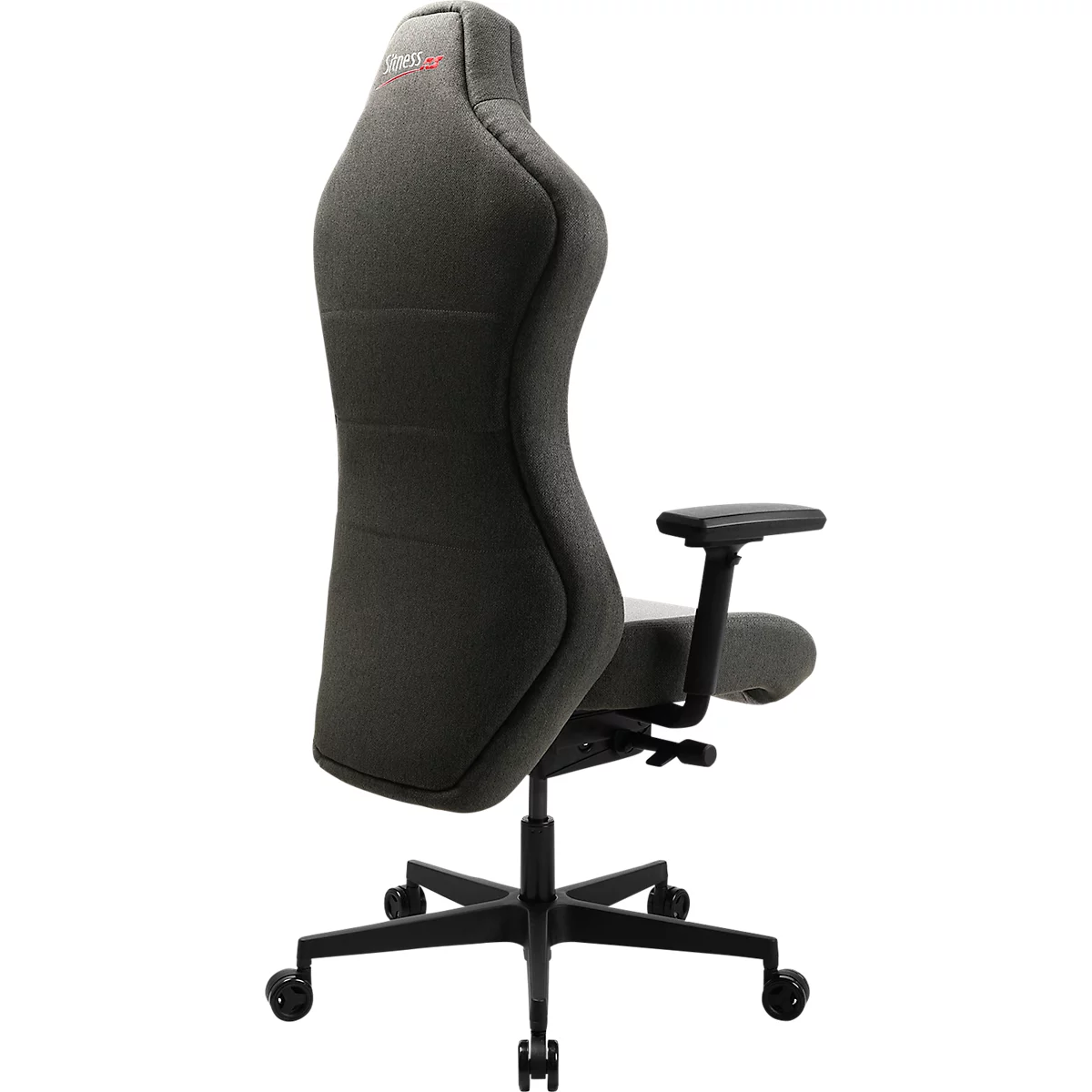 Grauer Bürostuhl mit hoher Rückenlehne, schwarzen Armlehnen und Rollen. Auf der Kopfstütze steht der Markenname.