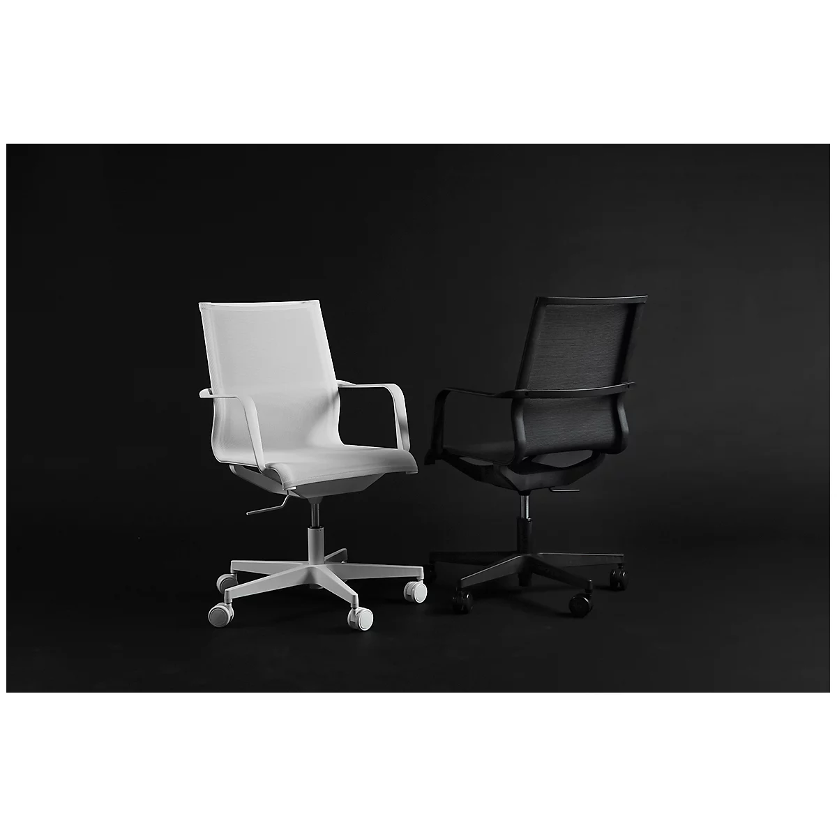 Une siège de bureau blanche et une noire sont placées côte à côte sur un fond noir.