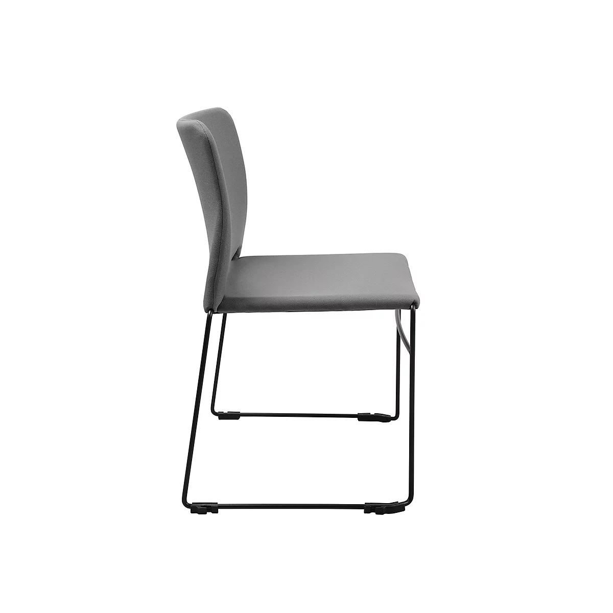 Chaise grise, vue de côté. Cadre noir, assise et dossier rembourrés.