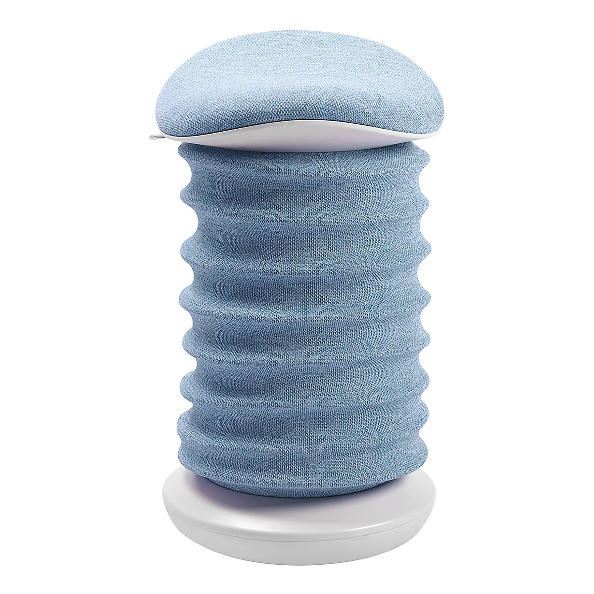 Zylindrisches Kissen aus blauem Stoff, mit gewellter Struktur, auf einem weißen Sockel, bedeckt von einem runden Kissen.