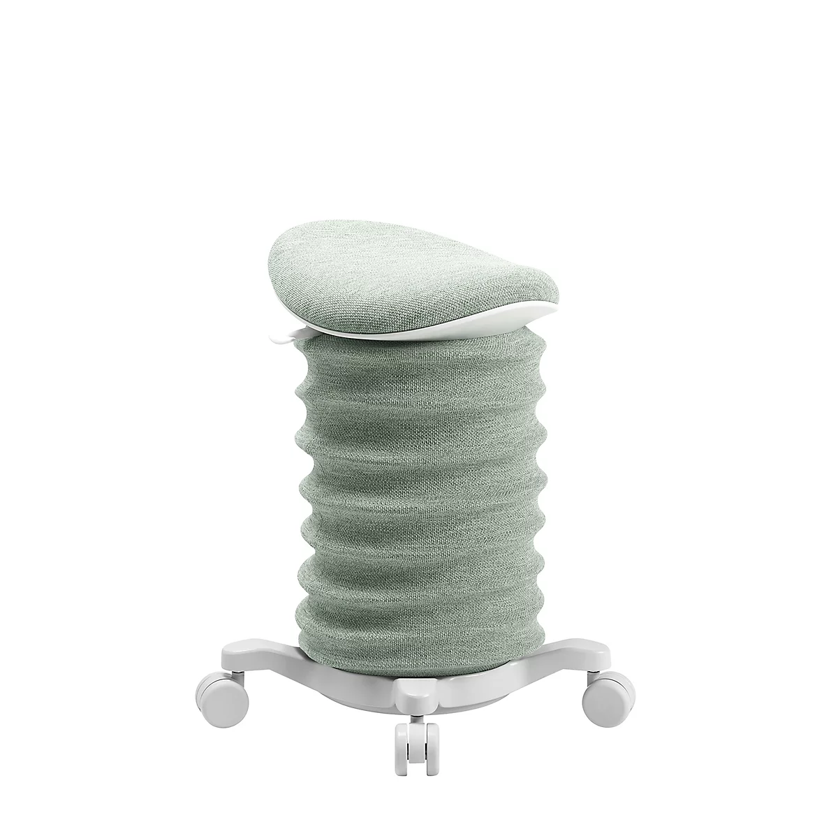 Hellgrüner Bürostuhl, wellenförmige Rückenlehne, Rollenfüße, weißer Hintergrund.