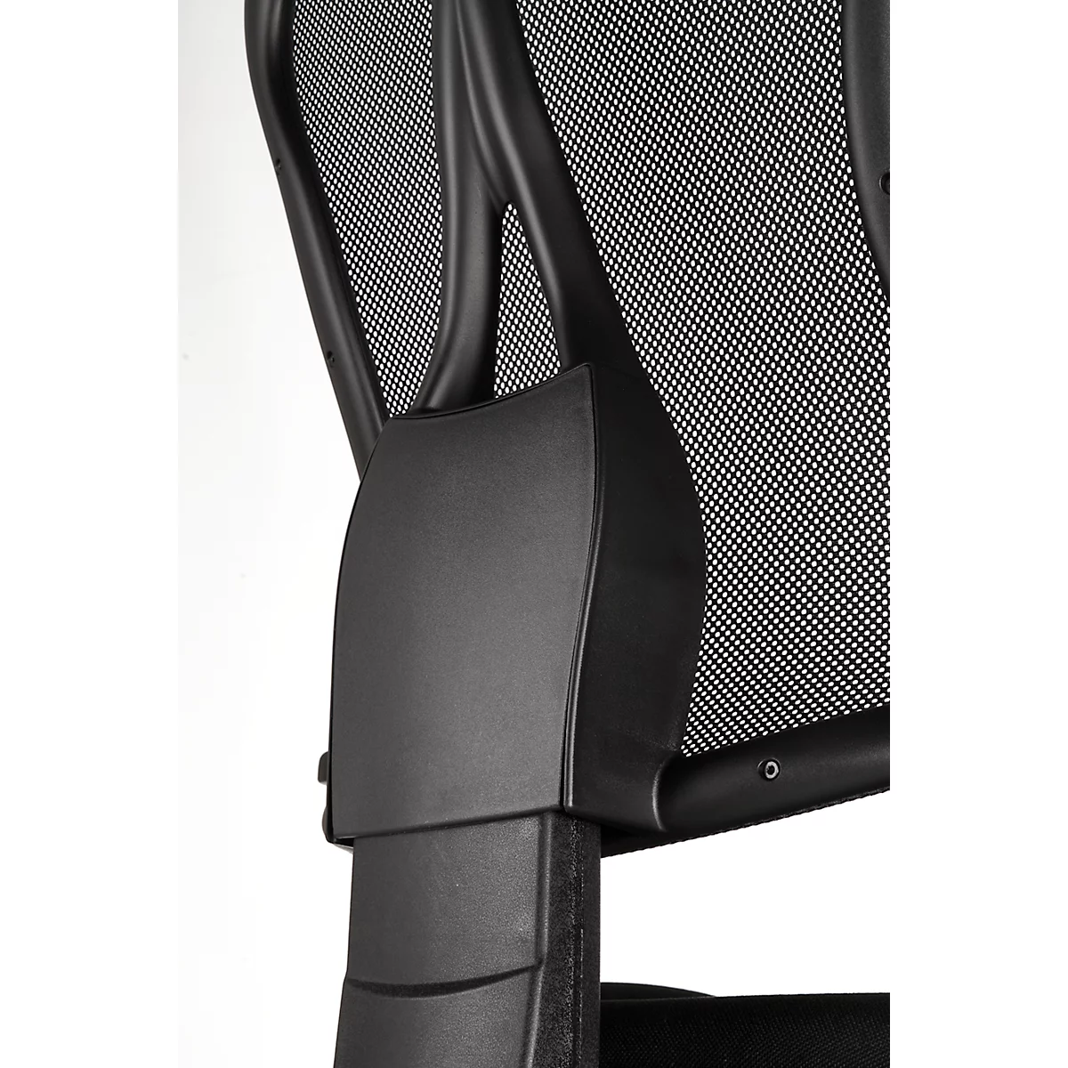 Gros plan du dossier d'une chaise de bureau noire composé d'un maillage et d'un cadre en plastique noir.