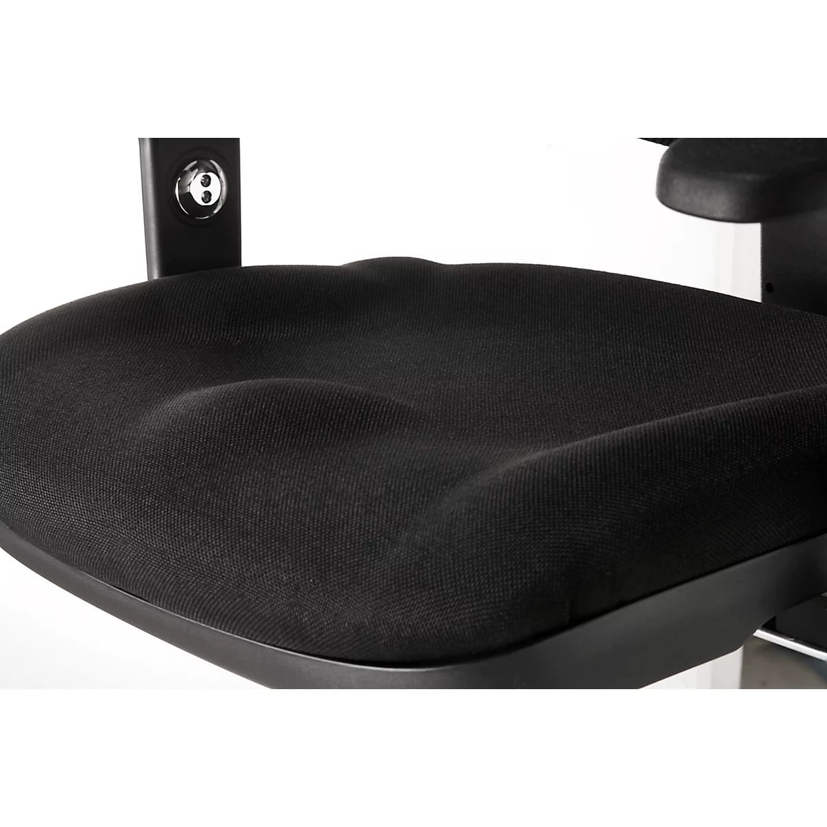 Gros plan sur le siège noir d'une chaise de bureau. Le siège est de forme ergonomique et recouvert d'un tissu textile.